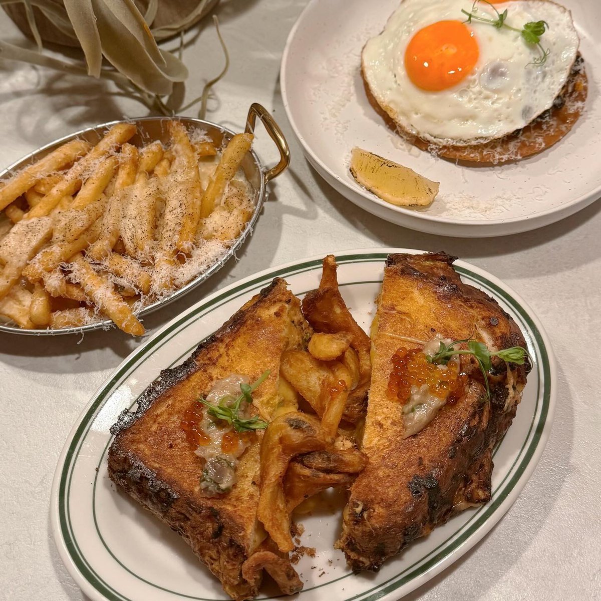 LynetteBoli5's tweet photo. Cloudfields’ creative dishes and beautiful aesthetics kept appearing on my feed, so I had to visit. The portions are generous, and the corn fritters and fries stood out. The drinks were refreshing too. A great spot if price isn’t an issue. https://t.co/cKzDnGkflv