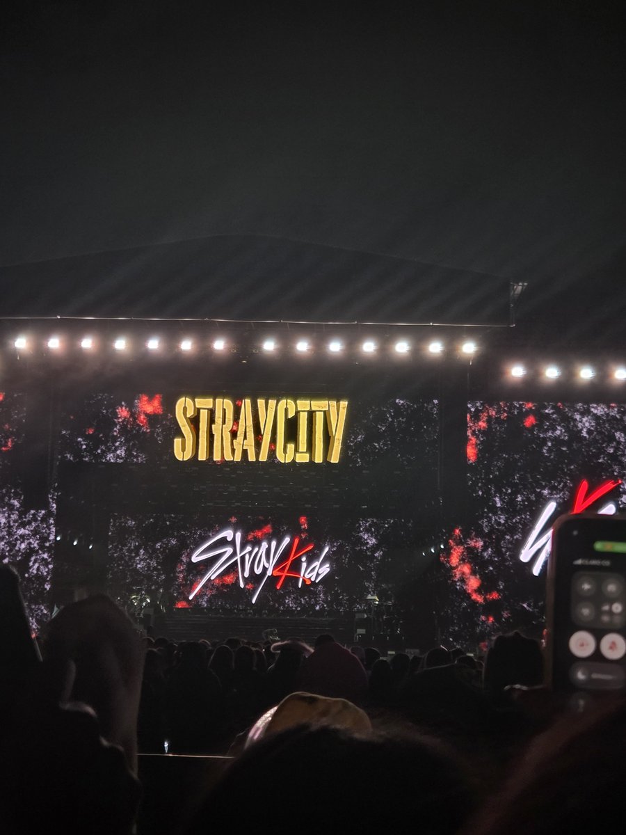 nat1es_'s tweet photo. Ver estas letras en el Atahualpa! Solo eso pido.

STRAY KIDS IN ECUADOR  
#BRING_RUN_IT_ECUADOR 
#EcuadorNeedsStrayKids
@Stray_Kids @jypnation
@one_more23240
@FeeltheclubLive https://t.co/BbFBd3KecQ