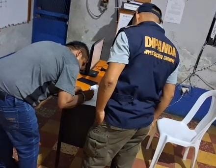 PNCdeGuatemala's tweet photo. Asimismo, investigadores de la #DIPANDA notificaron en el Centro Preventivo para Hombres de Cobán, Alta Verapaz, de nuevo proceso judicial contra Carlos Manuel Itzol Folgar, de 47 años, quien permanece en prisión desde abril por extorsión. https://t.co/M2vumbeDSq