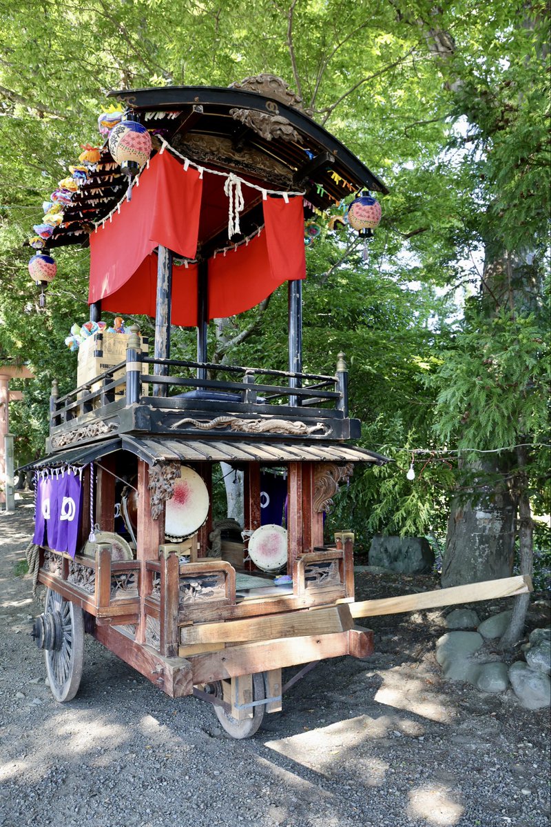 LqDml's tweet photo. 北大妻の野々宮神社の舞台について調べると、かなり貴重な舞台です。
北大妻・野々宮神社の舞台は、もともと松本の本町2丁目の舞台として寛政5年（1793）に造られ、天保8年（1837）に大妻村へ売却されたものとされています。現在確認されている中でも、由緒が明らかな古い舞台の一つです。
＃舞台 https://t.co/Dk4AYOdAkK