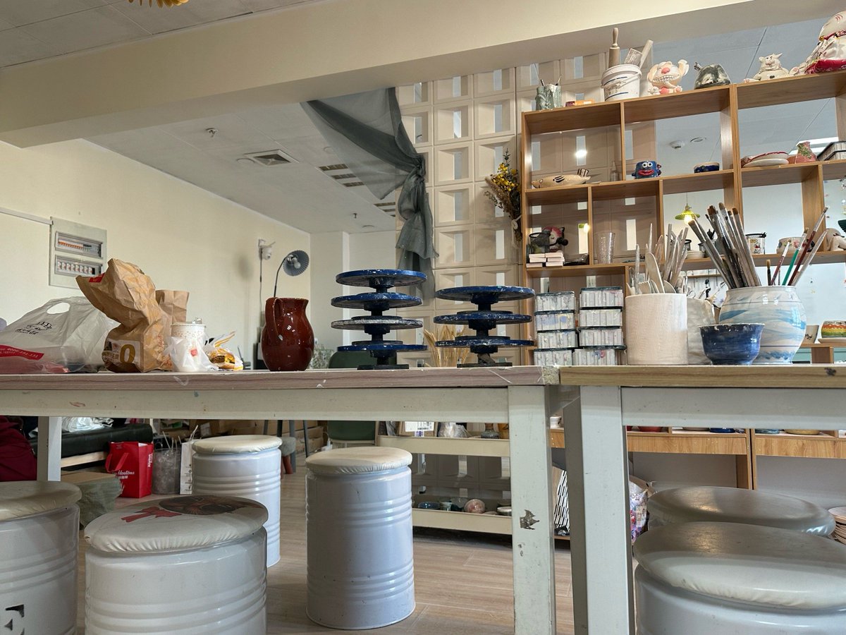 linda_benz__751's tweet photo. [Just got back to the studio, looking at the alkyne samples and ceramic works—cool vibe mixing new discoveries and old crafts!]， https://t.co/3QEKElfDY7