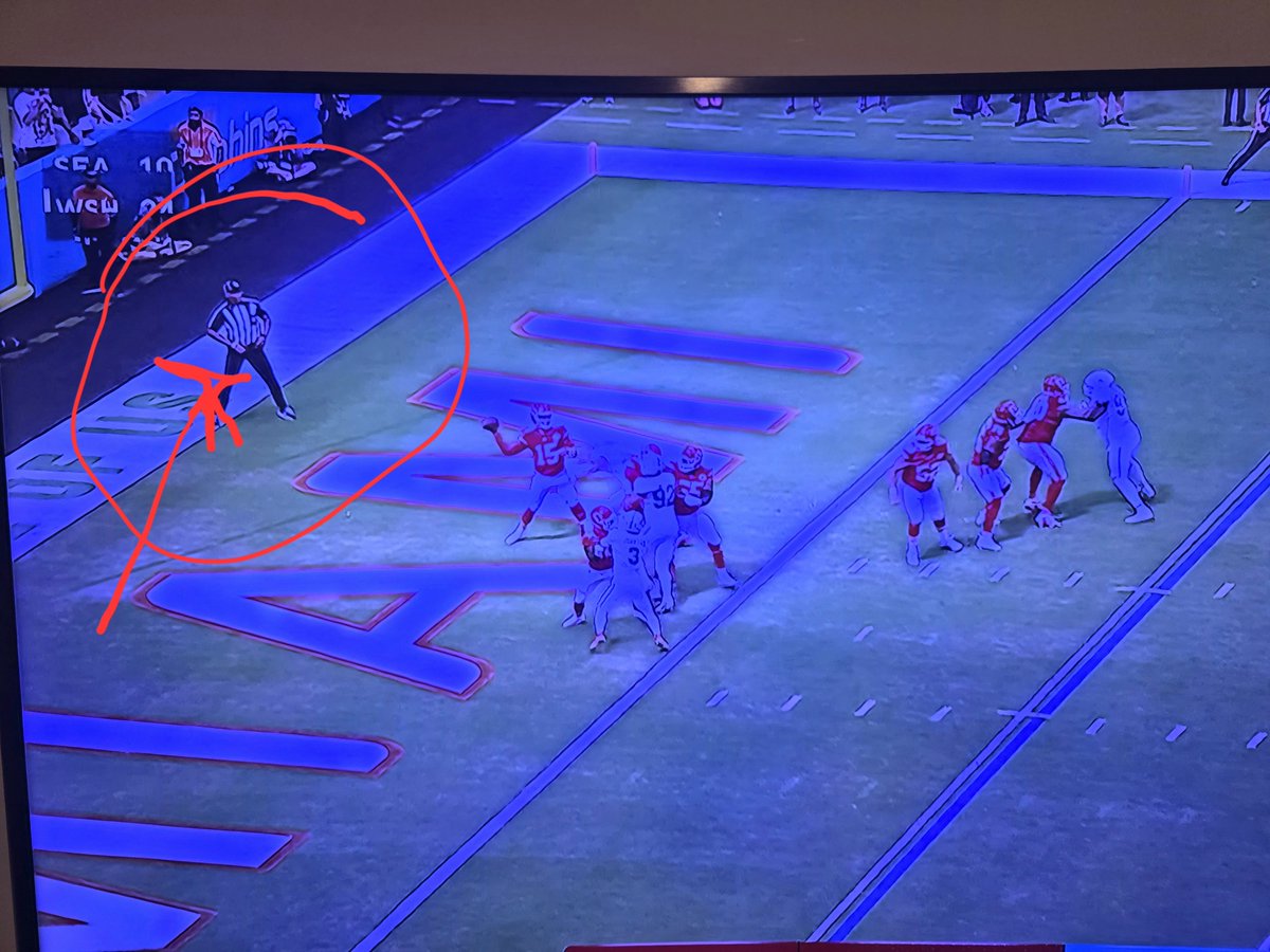_Bpix's tweet photo. Not the best picture (I know) but the back judge was grabbing his flag before the hit. Also Zach was being double teamed, how he got a holding call is wild too https://t.co/X77oUxSQtE