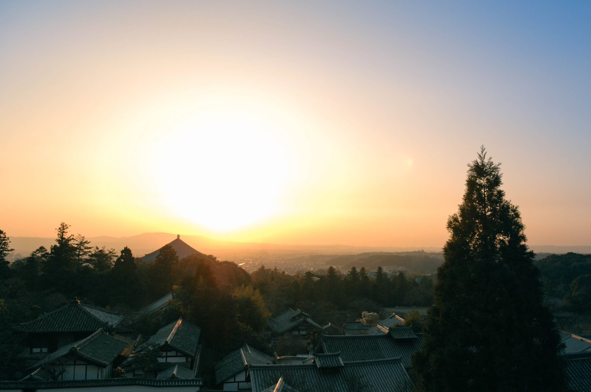 nara_cjr's tweet photo. ／
いつまでも眺めていたい
二月堂の夕景
＼

今回、鈴木亮平さんが“変わらない奈良の良さ”をあらためて実感したという二月堂。

大仏殿の東側の丘陵地に建っているお堂で、24時間365日参拝することができます。

「お水取り」の通称でも知られる修二会が行われることから、二月堂という名がついたとのこと。

二月堂からの眺めは絶景です。

奈良時代、聖武天皇もここから眼下に広がる平城京を見ていたかもしれません。

特に夕景が素晴らしく、生駒山に沈む夕日とともに、空が茜色と藍色の美しいグラデーションに染まります。

ぜひ、いつの時代も人々を魅了してきた、変わらない奈良の絶景に会いに行ってみてください。

📸1枚目：二月堂の舞台から望む夕景
📸2枚目：東大寺 二月堂（国宝）

#鈴木亮平 さん #東大寺 #世界遺産 #国宝 #いざいざ奈良