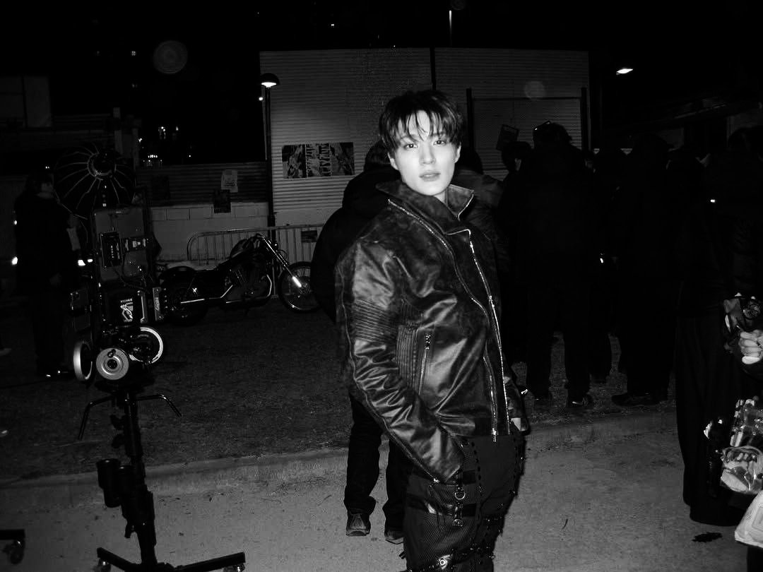 ojeno's tweet photo. Hands in his pockets, eyes on the lens. https://t.co/I2ximFwEov