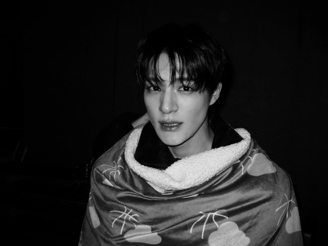 ojeno's tweet photo. Hands in his pockets, eyes on the lens. https://t.co/I2ximFwEov