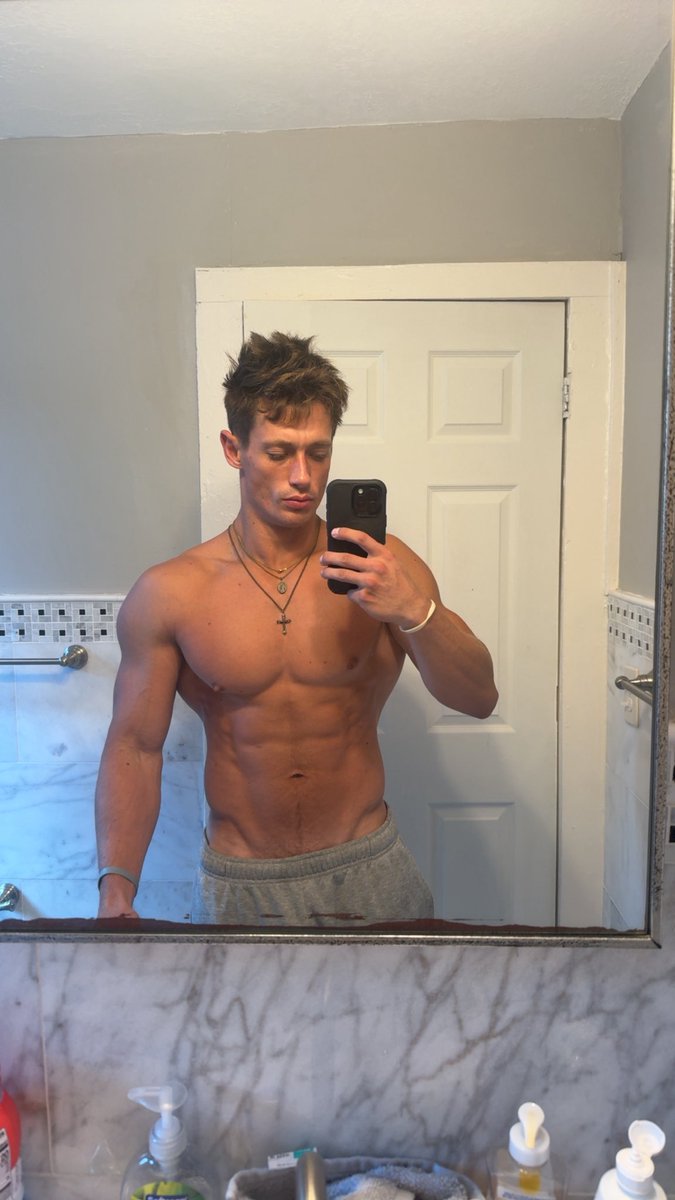OliverKlozovXXX's tweet photo. To subs who are looking for a master, look no further bc I am the most perfect alpha you’ll ever come across on the scene. 

As a cashmaster, 
- I bully fgs so hard X doesn’t even let me post 
- I have the biggest D on the scene at 9x7
- and I framemog your fav gym influencer. https://t.co/4buNt0knHs