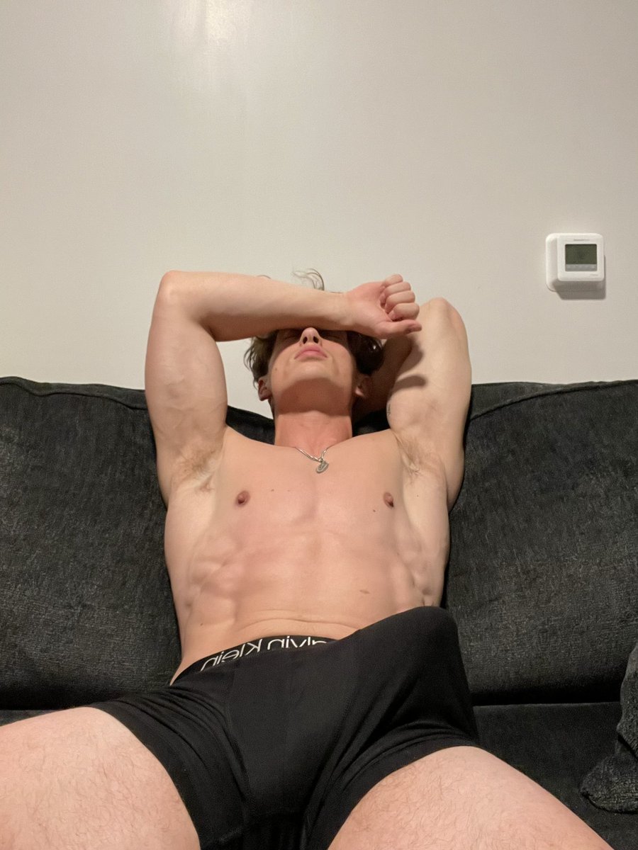 OliverKlozovXXX's tweet photo. To subs who are looking for a master, look no further bc I am the most perfect alpha you’ll ever come across on the scene. 

As a cashmaster, 
- I bully fgs so hard X doesn’t even let me post 
- I have the biggest D on the scene at 9x7
- and I framemog your fav gym influencer. https://t.co/4buNt0knHs