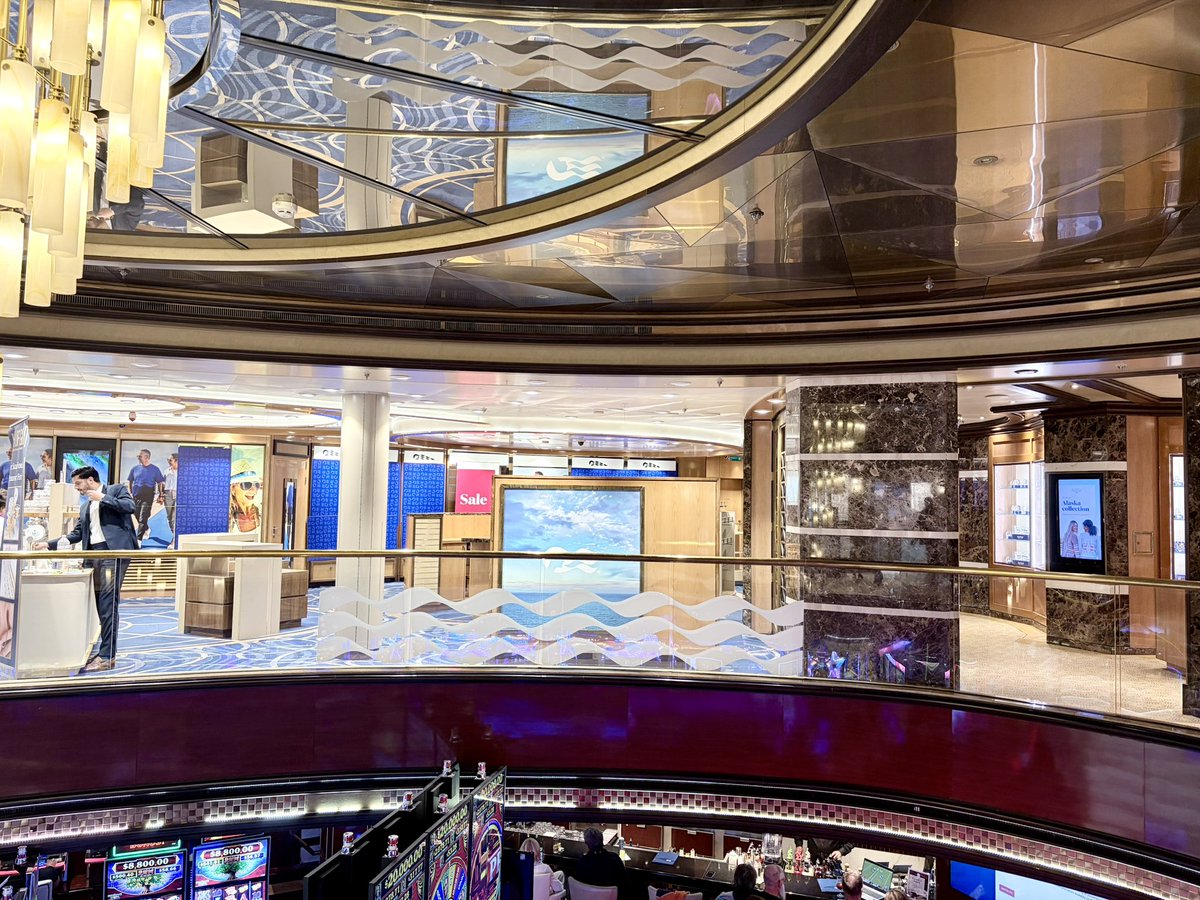 tanstaafl44's tweet photo. #RoyalPrincess
#R1640
販売商品の陳列が減り続ける船内、船内グッズショップも半分をカラにして閉鎖中。
個人的にそれは良いんだけど、シアターへの移動経路1つ塞がれたのが残念。
東南アジアに着く頃にはアラスカ航路らしさを払拭するんだろうけど、どこでどう変化するのかな、シンガポールまで乗ってみたかったな