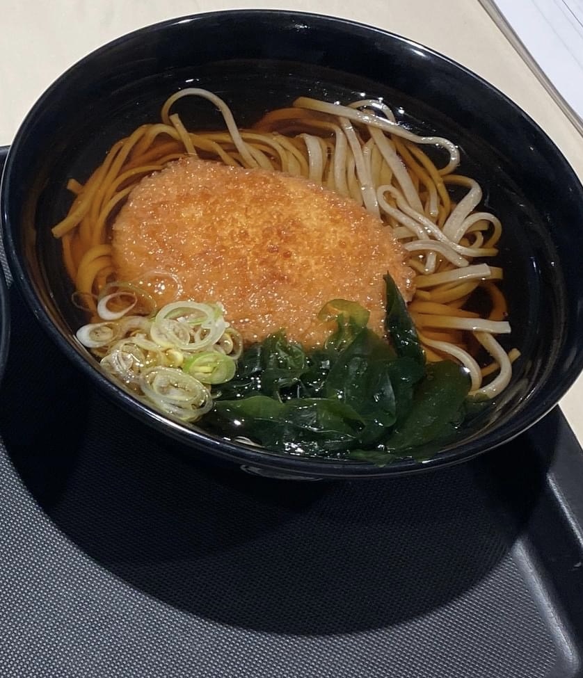 fujisobar's tweet photo. 誰にも聞かれてないのに言いますが...

そばの上にコロッケが乗っている『コロッケそば』が富士そばにはあります。あまり馴染みのない商品かもしれませんが、１度食べると忘れられない味になるので、ぜひ食べに来てほしいです。（切実） https://t.co/WPK7mWPh6I