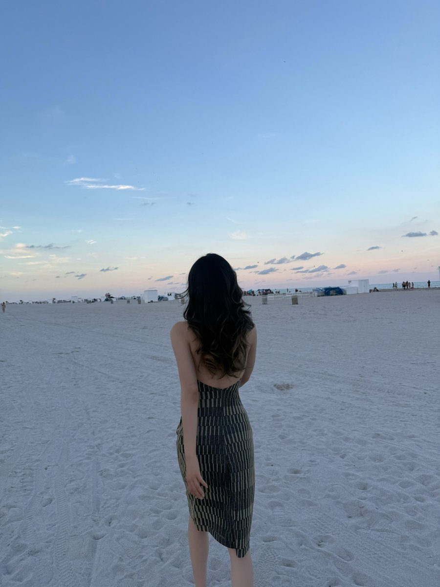nnglog's tweet photo. beach date with ningning https://t.co/h8NCj0mXgV