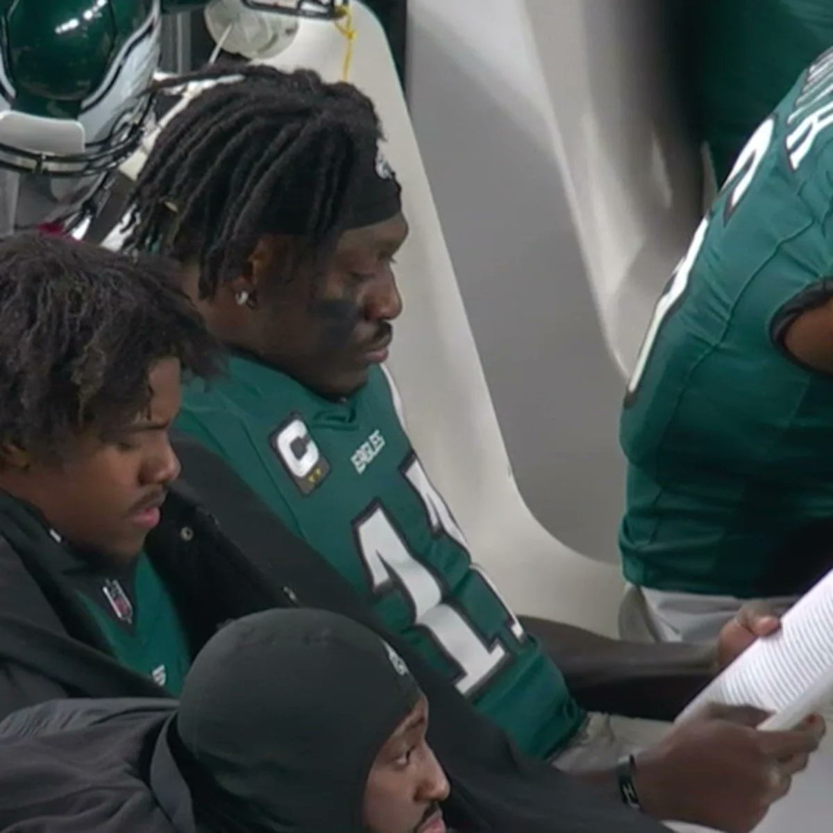Underdog's tweet photo. Another week of an Eagles WR1 looking thrilled on the sideline https://t.co/X1XEEfnHnp
