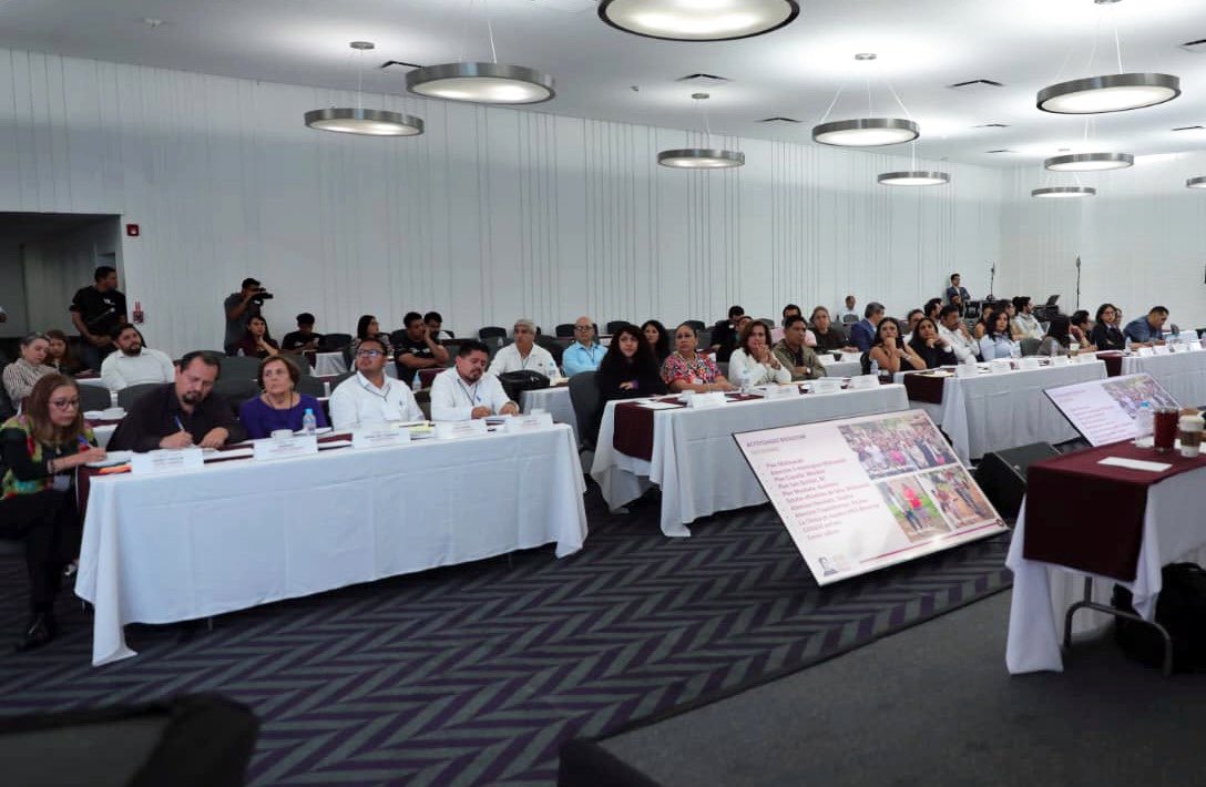 Letamaya's tweet photo. El día de hoy, llevamos a cabo la reunión nacional con delegadas y delegados de Bienestar de las 32 entidades del país.
Dialogamos sobre los avances en la cobertura de los #ProgramasDeBienestar que generan mejores condiciones de vida para las familias mexicanas, un acto de justicia social por el que trabajamos todos los días con convicción.
Reafirmamos que nuestro compromiso es estar cerca de la gente, desde el #Territorio, convirtiendo el amor en política pública.
Agradezco a @JenaroVillamil por su interesante y generosa participación.