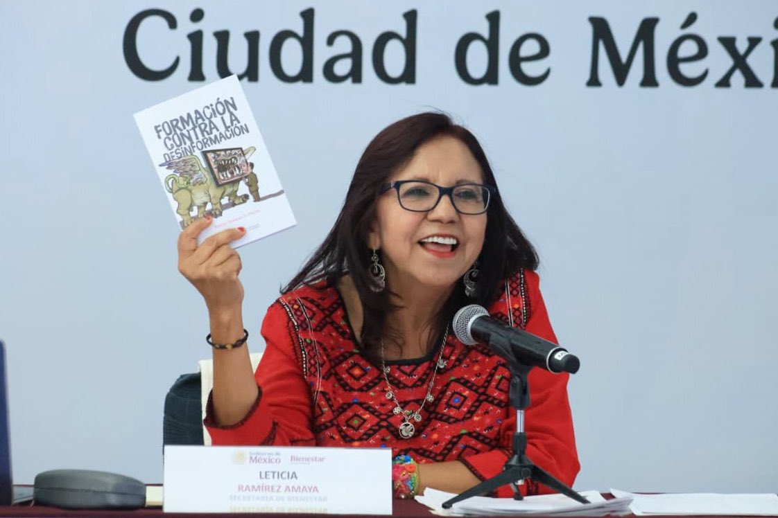 Letamaya's tweet photo. El día de hoy, llevamos a cabo la reunión nacional con delegadas y delegados de Bienestar de las 32 entidades del país.
Dialogamos sobre los avances en la cobertura de los #ProgramasDeBienestar que generan mejores condiciones de vida para las familias mexicanas, un acto de justicia social por el que trabajamos todos los días con convicción.
Reafirmamos que nuestro compromiso es estar cerca de la gente, desde el #Territorio, convirtiendo el amor en política pública.
Agradezco a @JenaroVillamil por su interesante y generosa participación.