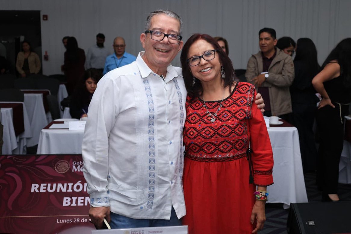 Letamaya's tweet photo. El día de hoy, llevamos a cabo la reunión nacional con delegadas y delegados de Bienestar de las 32 entidades del país.
Dialogamos sobre los avances en la cobertura de los #ProgramasDeBienestar que generan mejores condiciones de vida para las familias mexicanas, un acto de justicia social por el que trabajamos todos los días con convicción.
Reafirmamos que nuestro compromiso es estar cerca de la gente, desde el #Territorio, convirtiendo el amor en política pública.
Agradezco a @JenaroVillamil por su interesante y generosa participación.