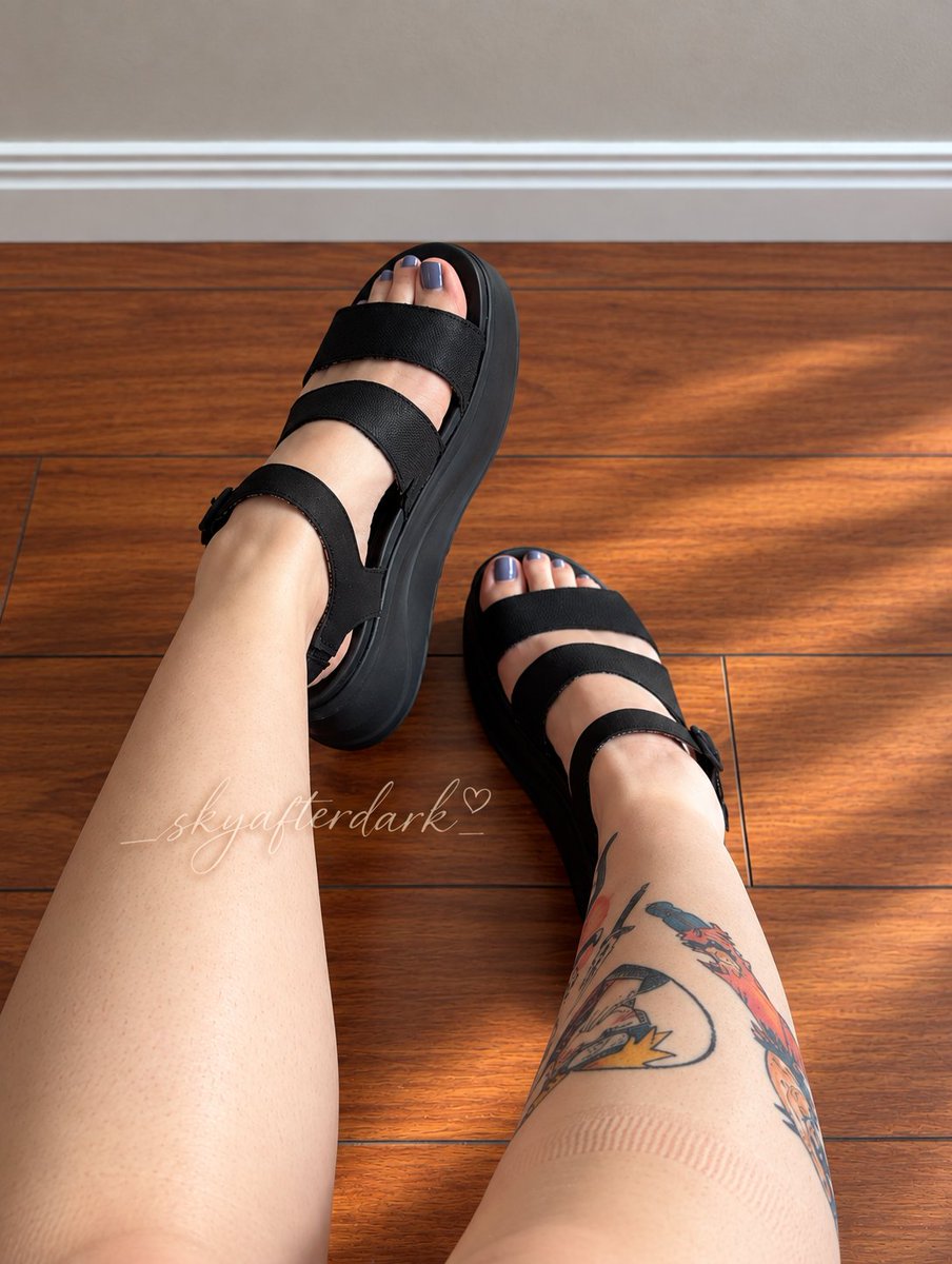 _skyafterdark's tweet photo. New shoes 🖤 https://t.co/Mvf6qaRj5X