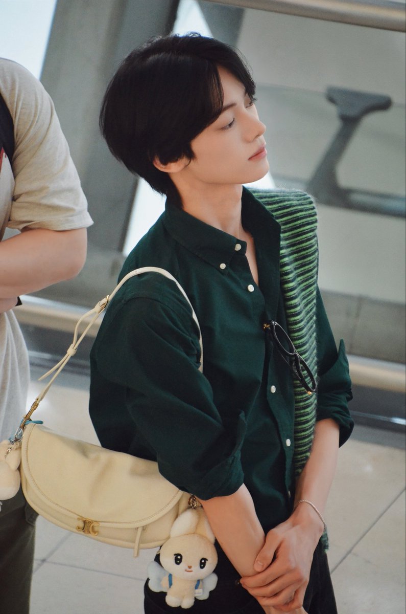 Y0NIi3i's tweet photo. 260929 BKK✈️

#TWS #투어스 
#한진 #HANJIN https://t.co/M3xtItJC8E
