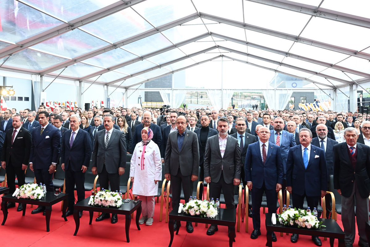 farukcelikcomtr's tweet photo. 106.000 metre²’den oluşan ÖZDİLEK ÜRETİM KOMPLEKSİ Açılış törenindeydik.
Bursamıza, ülkemize hayırlı olsun.
Hüseyin Özdilek ve Murat Özdilek beyleri tebrik ediyorum. https://t.co/WZcGbRKK6x