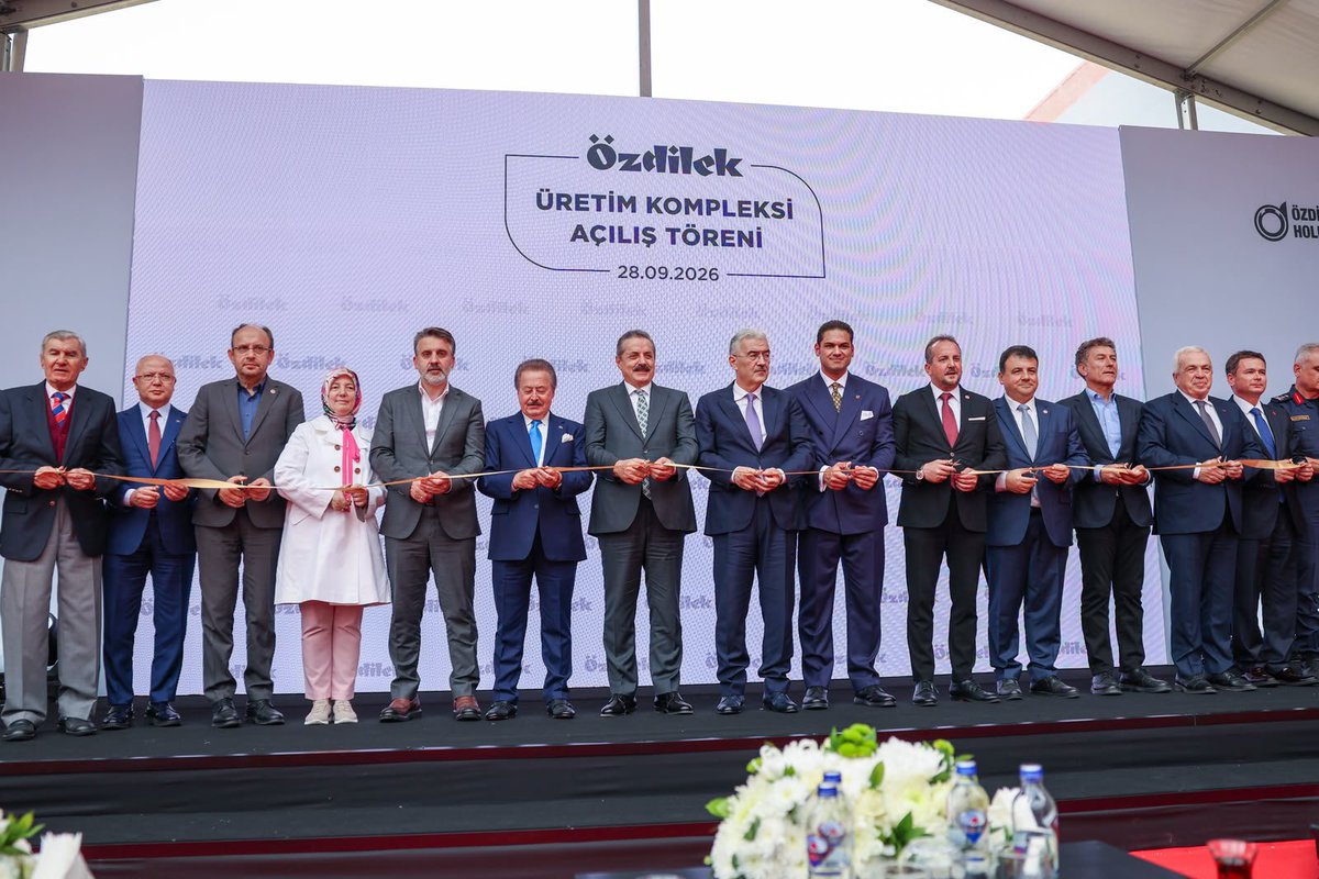 farukcelikcomtr's tweet photo. 106.000 metre²’den oluşan ÖZDİLEK ÜRETİM KOMPLEKSİ Açılış törenindeydik.
Bursamıza, ülkemize hayırlı olsun.
Hüseyin Özdilek ve Murat Özdilek beyleri tebrik ediyorum. https://t.co/WZcGbRKK6x