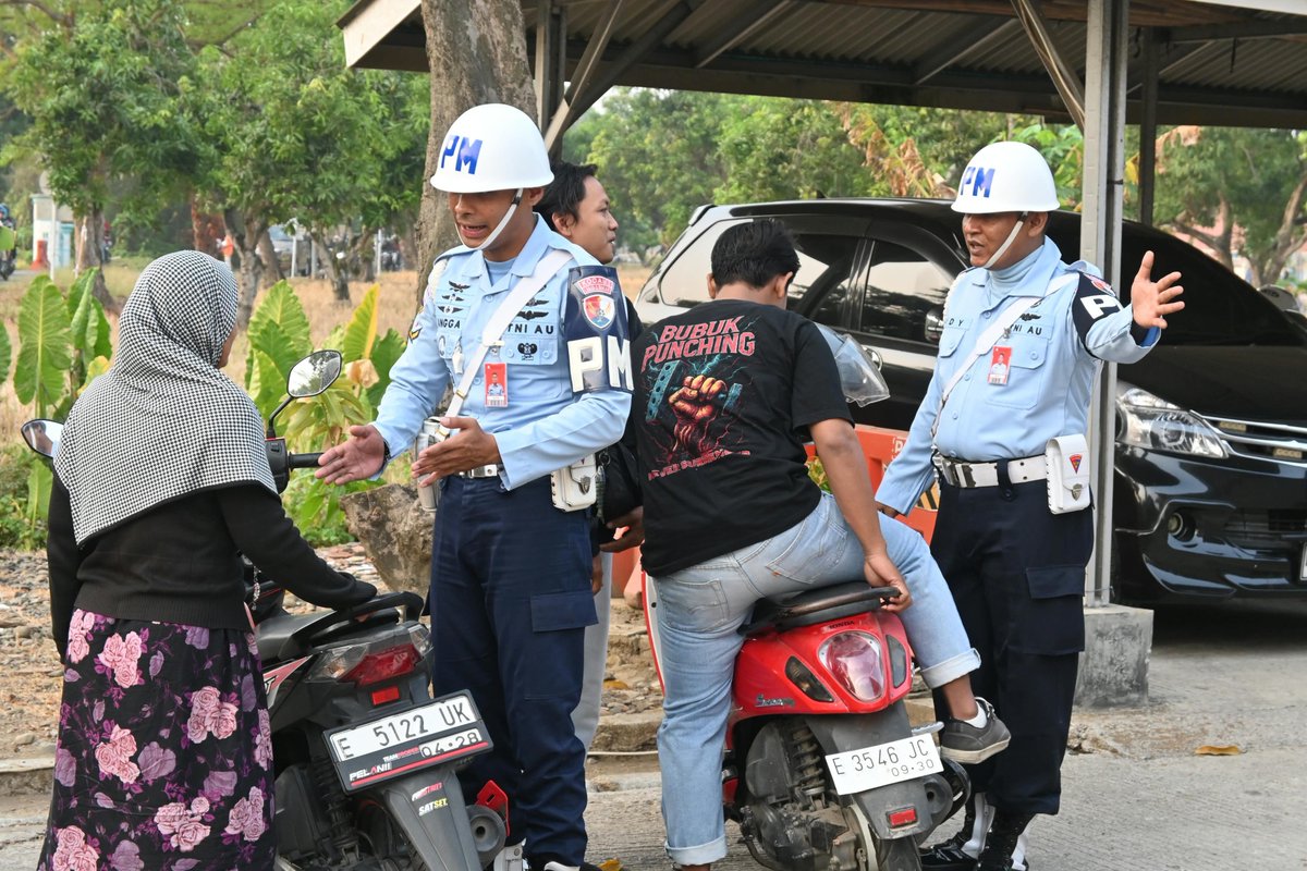 sugirisukani's tweet photo. Satpomau Lanud SKI Bangun Kesadaran Bagi Pengendara untuk Tertib Berlalu Lintas Secara Humanis https://t.co/QdfQgCEpFy