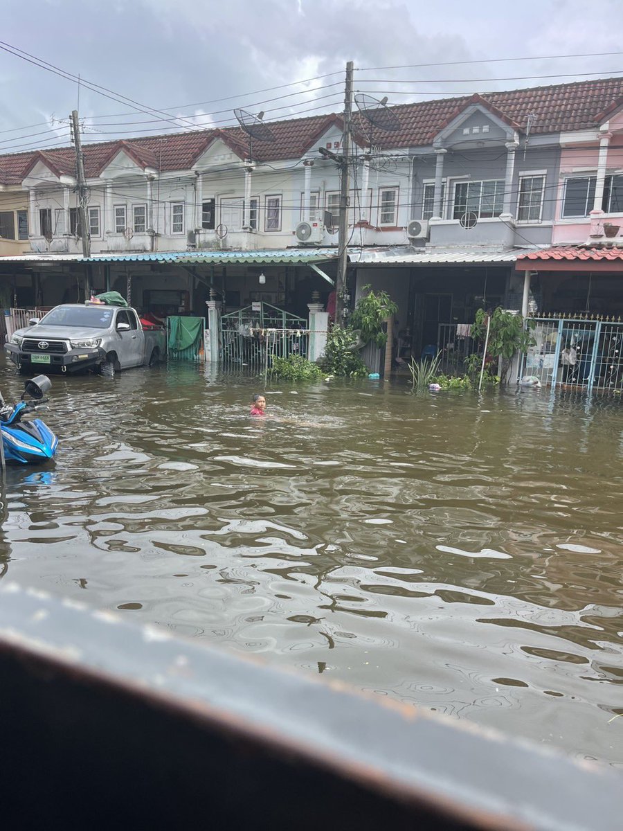 tanatpong_news's tweet photo. สภาพน้ำท่วม หมูบ้านรินทร์ทอง คูคต ลำลูกกา ปทุมธานีท่วมมา 4 วัน ชาวบ้านแจ้งยังไม่มีหน่วยงานไหนเข้าไปช่วยเหลือและส่งอาหาร 

ตอนนี้หลายบ้านอาหารที่ตุนไว้เริ่มหมดแล้ว 

#น้ำท่วม #ปทุมธานี #ฝนตก @js100radio https://t.co/G1s792nYXU
