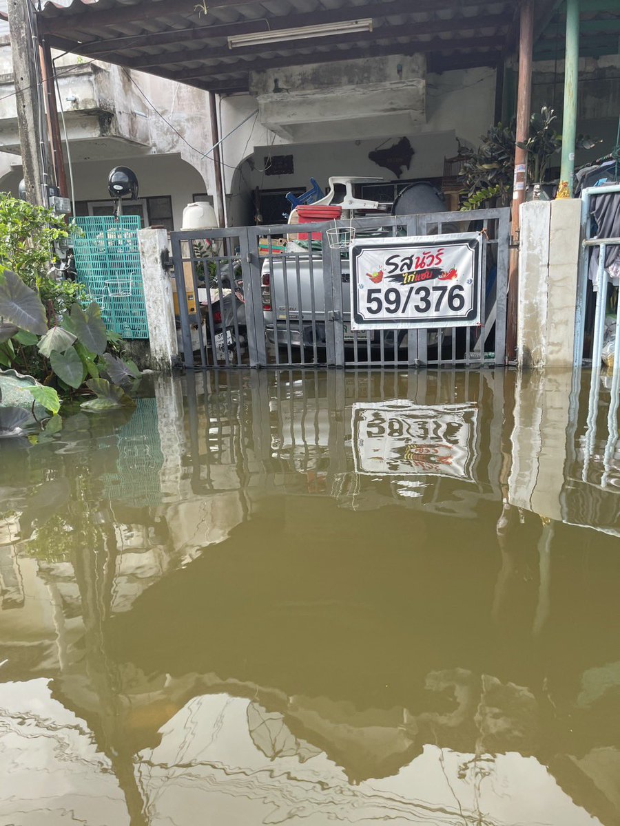 tanatpong_news's tweet photo. สภาพน้ำท่วม หมูบ้านรินทร์ทอง คูคต ลำลูกกา ปทุมธานีท่วมมา 4 วัน ชาวบ้านแจ้งยังไม่มีหน่วยงานไหนเข้าไปช่วยเหลือและส่งอาหาร 

ตอนนี้หลายบ้านอาหารที่ตุนไว้เริ่มหมดแล้ว 

#น้ำท่วม #ปทุมธานี #ฝนตก @js100radio https://t.co/G1s792nYXU