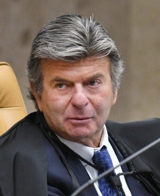 chequeibrasil's tweet photo. 🚨BOMBA: Fux acaba de DERRUBAR decisão de Dino e exige que redes removam fake news envolvendo Flávio e padroeira. https://t.co/S2bnWaEiWh