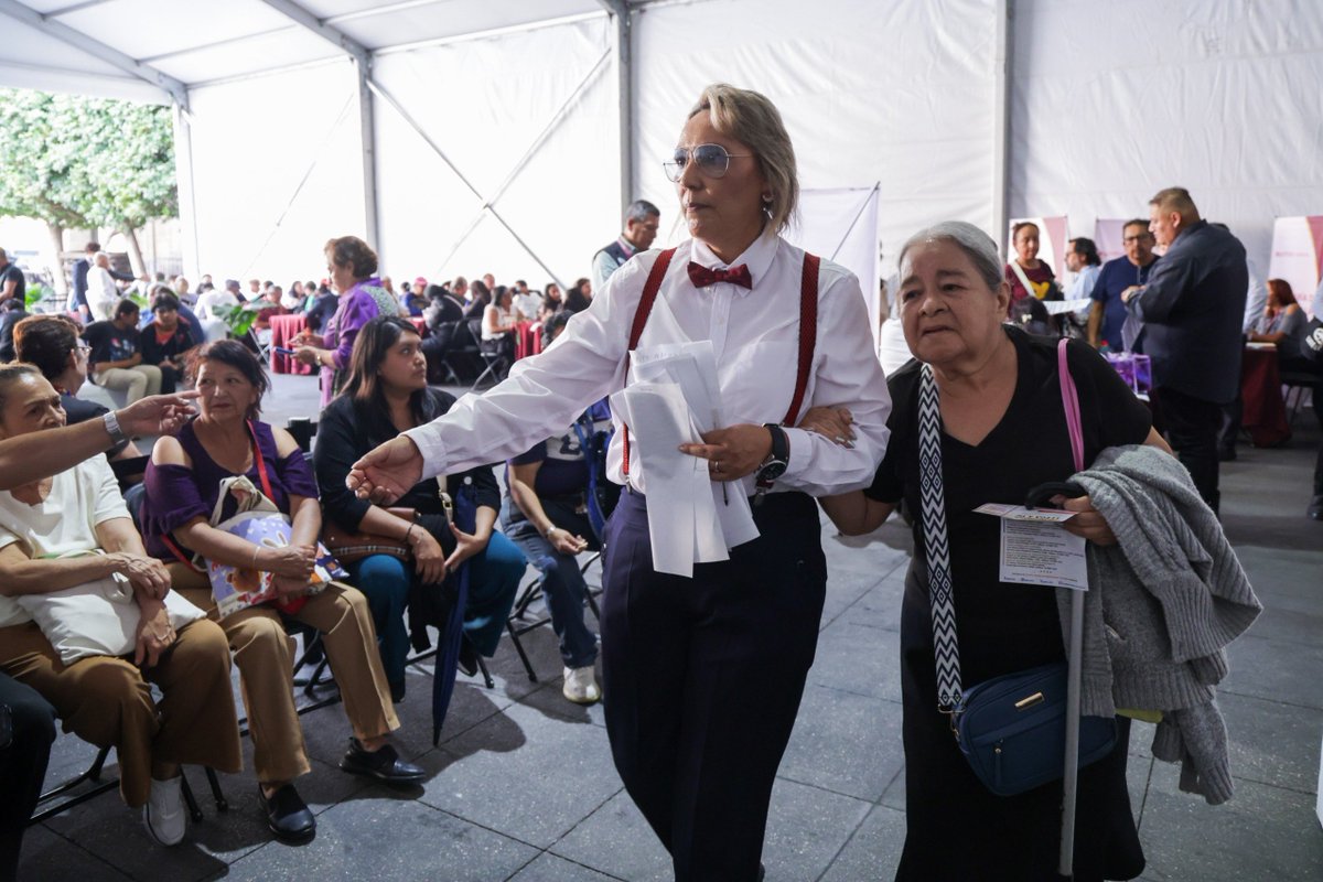 GobCDMX's tweet photo. Como cada lunes, la Defensoría Social Ponciano Arriaga acercó asesoría jurídica en el Zócalo capitalino, con atención especializada en distintas áreas del derecho. ⚖️💼 

📜 Seguimos acercando el acceso a la justicia y brindando herramientas para proteger los derechos y el patrimonio de las familias capitalinas. 🏘️