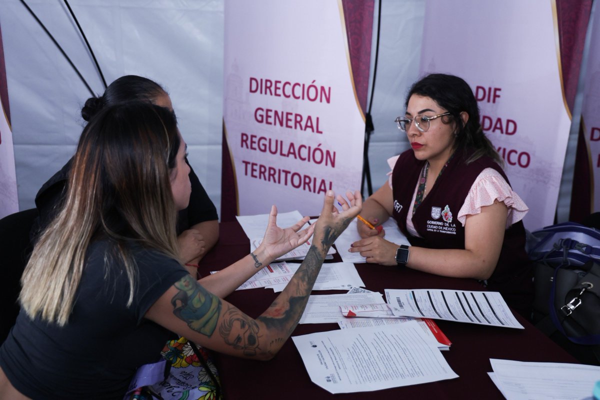 GobCDMX's tweet photo. Como cada lunes, la Defensoría Social Ponciano Arriaga acercó asesoría jurídica en el Zócalo capitalino, con atención especializada en distintas áreas del derecho. ⚖️💼 

📜 Seguimos acercando el acceso a la justicia y brindando herramientas para proteger los derechos y el patrimonio de las familias capitalinas. 🏘️