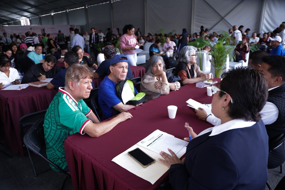 GobCDMX's tweet photo. Como cada lunes, la Defensoría Social Ponciano Arriaga acercó asesoría jurídica en el Zócalo capitalino, con atención especializada en distintas áreas del derecho. ⚖️💼 

📜 Seguimos acercando el acceso a la justicia y brindando herramientas para proteger los derechos y el patrimonio de las familias capitalinas. 🏘️
