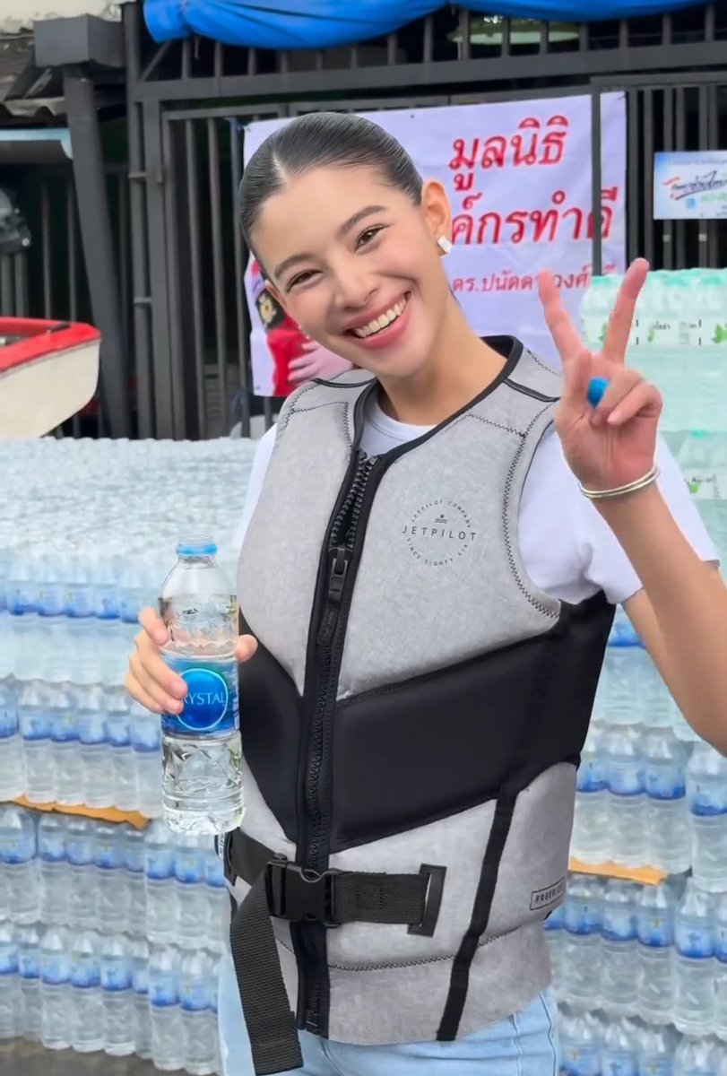 wv4xnc's tweet photo. ที่มาของคำว่าประชาชนช่วยเหลือกันเอง
สวยทั้งกาย สวยทั้งใจ 🤍
ขออวดยศ คุณชอนญ่า สิงหะ  ได้มีโอกาสลงพื้นที่ช่วยผู้ประสบภัย #น้ำท่วม ยังบอกว่า คนไทยไม่ทิ้งกัน แม้จะยากลำบากขนาดไหน  ขอบคุณมากๆครับ ❤️

#ชอนญ่าสิงหะ  #แคทชอนญ่า #จิตอาสา https://t.co/jqneC1OFQ9