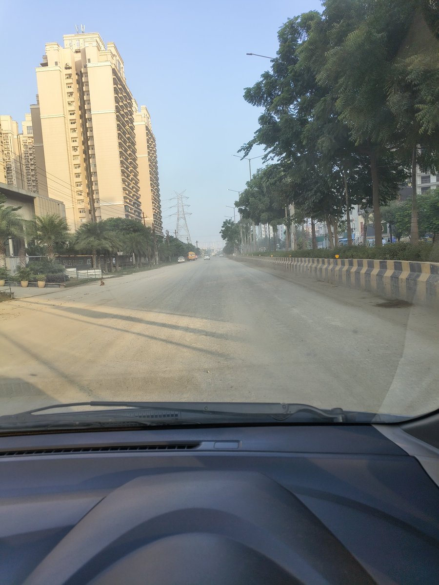 vishal_mathur's tweet photo. @CeoNoida @dcptrafficnoida @Noidatraffic @noidapolice https://t.co/6FiC9qZWFp