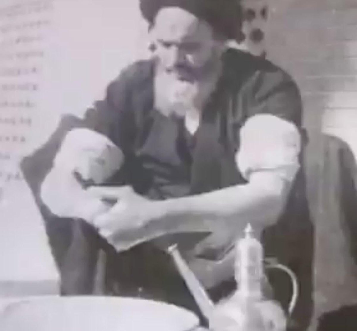 ShDelfan's tweet photo. 50 سال پیش که ایلان ماسک هنوز دانش اموز بود و کمتر کسی از انرژی خورشیدی اطلاعاتی داشت
ایران پادشاهی داشت که دنبال استفاده از پنل خورشیدی و انرژی خورشید بود.
در همان سالها عده ایی نادان او را مظهر جهل و عقب افتادگی می دانستند و دست به دامن کسی شدند که  میگفت  این آقا میگه که میخواد از چیزِ خورشید، چیز بگیره.این برای اغفال مردمه که این مرتیکه رو نگه دارن! 

و کسی مثل عب دول کریم سروش کفتار هنوزم میگه خمینی جز با سوادترین سیاستمداران جهان است. 
نسل ویرانگر و شورشی ۵۷ را باید جز جنایتکارترین، خاین ترین و کثیف ترین نسل تاریخ ایران نامید.
#ننگ_بر_فتنه۵۷