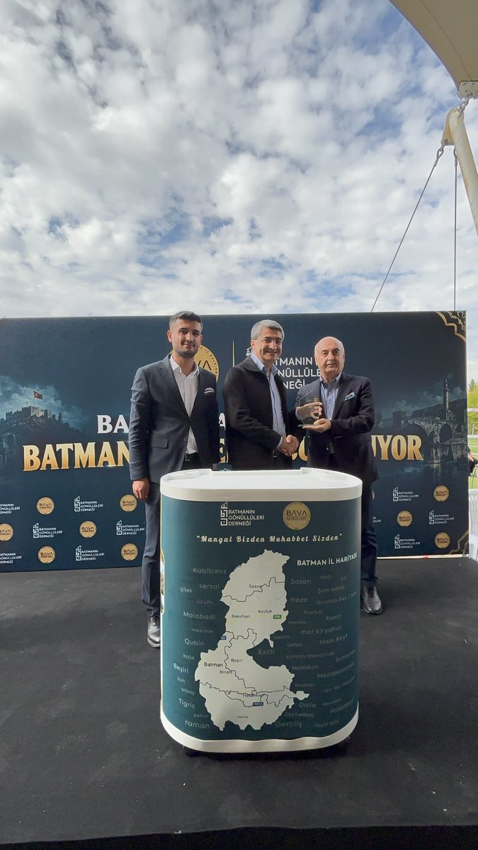 BaGoDer72's tweet photo. Sayın Mehmet Emin Ekmen’e

Batmanlı hemşehrilerimize göstermiş olduğu yakın ilgi ve destekleri, hemşehrilerimizin bulunduğu her ortamda yanımızda olmasından dolayı teşekkür plaketi takdim ettik.

Batmanlı hemşehrilerimiz adına teşekkür ediyoruz. https://t.co/fVzvss039P