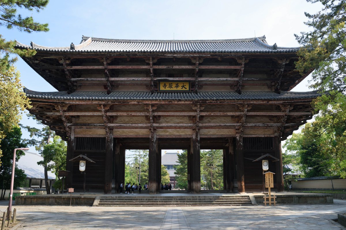 nara_cjr's tweet photo. ／
“いざいざ”感に胸が高鳴る！
「東大寺 南大門」
＼

鈴木亮平さんの「いざ、いざ、〇〇〇」というキャッチフレーズでおなじみの、CMオープニングシーンの撮影です。

早朝の南大門。

鈴木さんが門をくぐろうとすると、それを出迎えるように、鹿さんがトコトコ近づいてきました。

まるで旅の始まりを歓迎してくれているかのようです。

今回は、「いざ、いざ、東大寺」。

旅ごころをくすぐる鈴木さんのさわやかな声が、朝一番の南大門に響きました。

広大な境内は見どころに溢れており、訪れるたびに新たな発見があります。

変わらないのに、変わって見える。

そんな東大寺の魅力を、ぜひ現地で感じてみてください。

📸1枚目：鹿さんも鈴木さんに興味津々？
📸2枚目：東大寺南大門（国宝）

#鈴木亮平 さん #東大寺 #世界遺産 #国宝 #いざいざ奈良