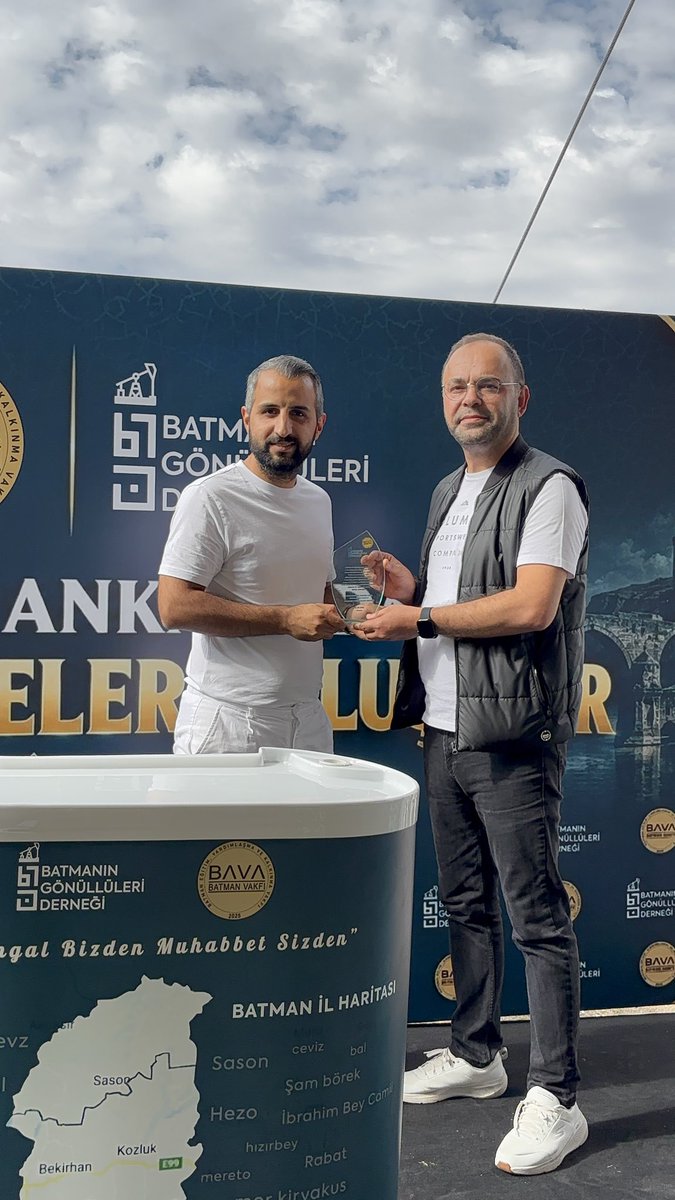 BaGoDer72's tweet photo. Sayın Uğur Fidan’a

Batmanlı hemşehrilerimizin sağlık alanındaki ihtiyaçlarıyla yakından ilgilenmesi ve bu alanda yoğun bir mesai harcayarak hemşehrilerimizin yanında olmasından dolayı teşekkür plaketi takdim ettik.

Özverili çalışmaları için teşekkür ediyoruz https://t.co/As47JFuJVz