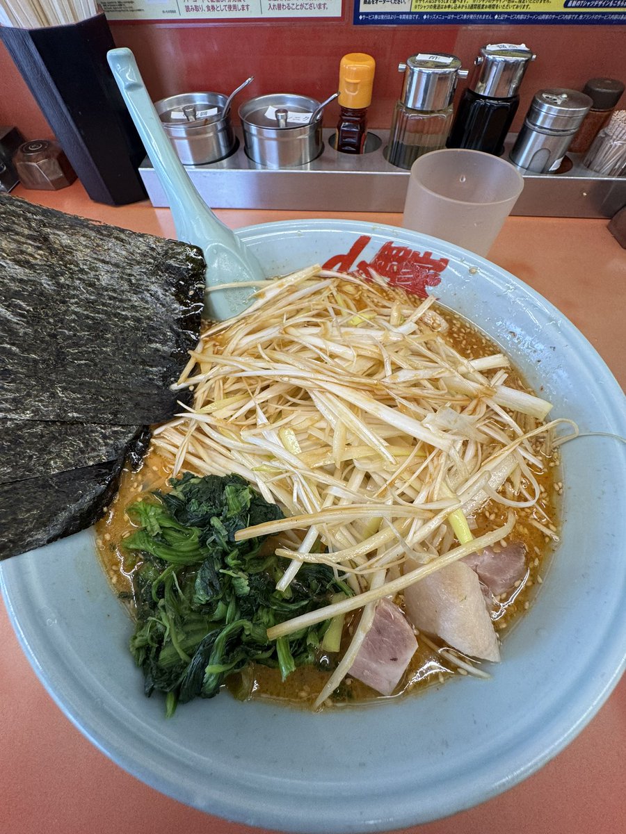 mousebait80cm's tweet photo. お疲れ様です。昨日軽いオペを😅💡※全然大したことはないですが💧)今日は消毒でお休みを。そんな帰りに久しぶりに山岡家へと足を運び💡何年かぶりに特味噌を食べまして💡やはり私には特味噌より塩味があってると・・・💡味が濃いい・・・
#山岡家
#特味噌 
#白髪ネギトッピング
#ほうれん草クーポン https://t.co/2yHPah8R8O