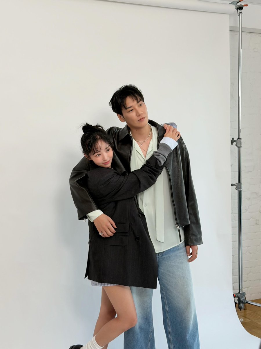 imyumaxz's tweet photo. why is soobin literally clinging to youngkwang like a koala 🤏🏻😭😭 this is soooooooo cute 🥹🥹 https://t.co/aFXZQptOMp