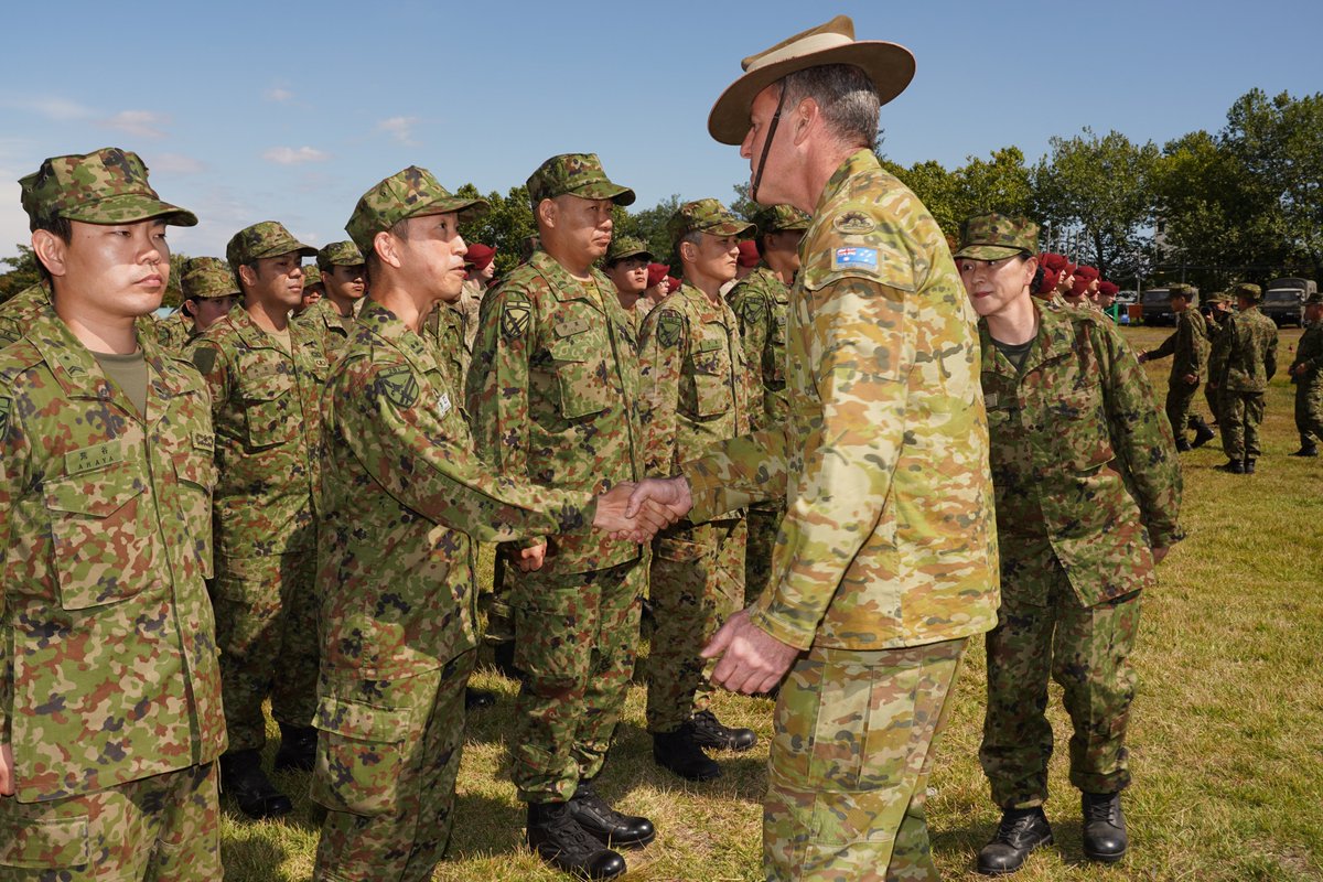 11b_na_jgsdf's tweet photo. 9月24日、オリエント・シールド26の全ての訓練を終え、東千歳駐屯地において終了式を実施しました。
自衛隊の優秀隊員に対し米・豪指揮官からメダルが授与されました。
#防衛省 #陸自 #自衛隊 #orientshield #OS26 #日米豪共同 https://t.co/0AFkTGeL1v