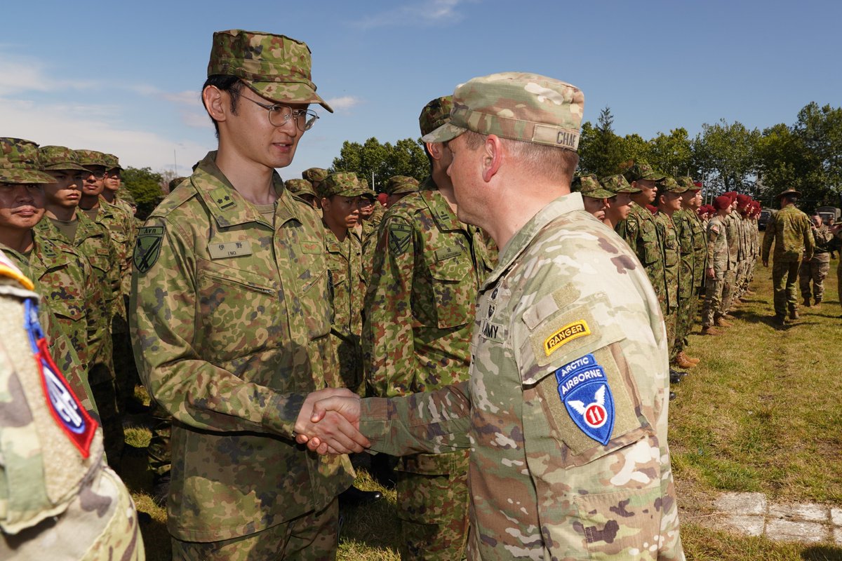 11b_na_jgsdf's tweet photo. 9月24日、オリエント・シールド26の全ての訓練を終え、東千歳駐屯地において終了式を実施しました。
自衛隊の優秀隊員に対し米・豪指揮官からメダルが授与されました。
#防衛省 #陸自 #自衛隊 #orientshield #OS26 #日米豪共同 https://t.co/0AFkTGeL1v