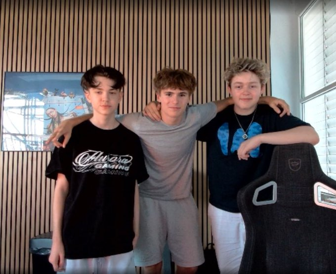 art1stery's tweet photo. No trio is beating Sky x Scroll x Shxrk.

#1 in offspawn, #1 in gameplanning, #1 in solo clutching (ALL OF THEM BTW), #1 staying together and #1 in fighting (sorta b/c of shxrk). https://t.co/3YTrZxdFMP