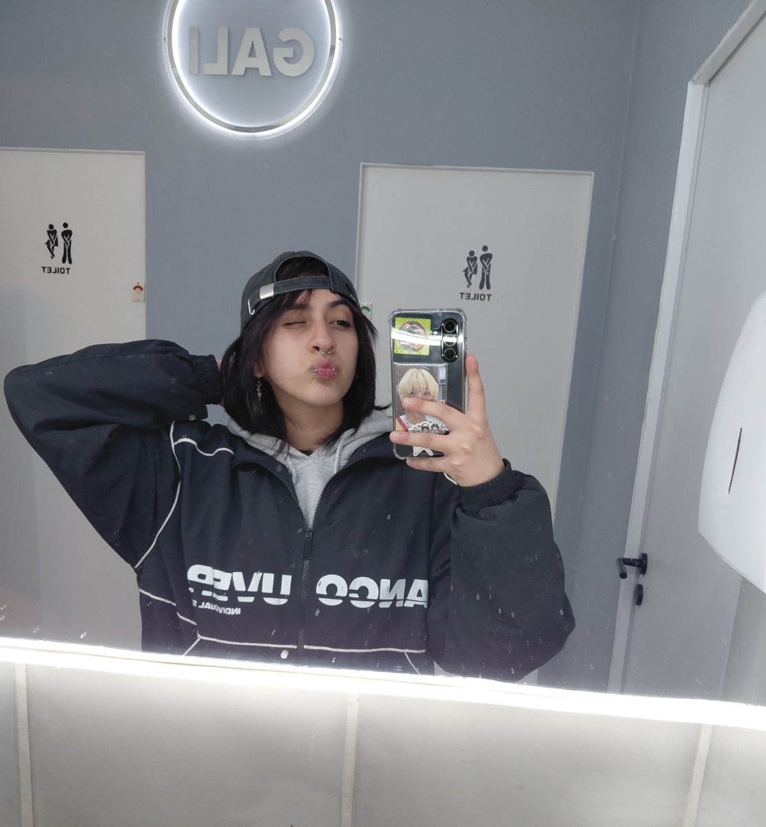 bestofmomoo's tweet photo. icon vs owner 
dos homosexuales captados en cámara https://t.co/23XDdB8vS5