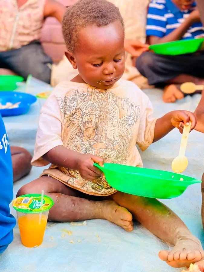SwalikiKy's tweet photo. Dear Secret Santa kindly help our village orphanage in anyway you possibly can.
@lovesshebaa
@rich1299 @nottryingwithem
@RKT0v
@topcac @Mara97565447 @rachaellmaynar @WayhaughtLunar
@BetuuElii
 @bobbybell2014 @xvanityxswarlax https://t.co/Pp1RisDrWP