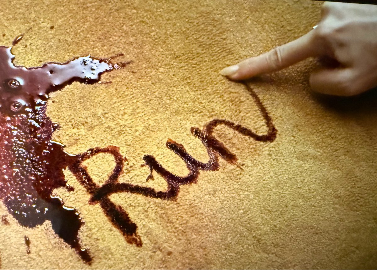 AllTooKelll's tweet photo. Taylor wrote “Run” 3 times. 

The parallel of this to “Squeeze my hand 3 times in the back of the taxi.”😭😭😭 https://t.co/Tjv5L3lZ9R
