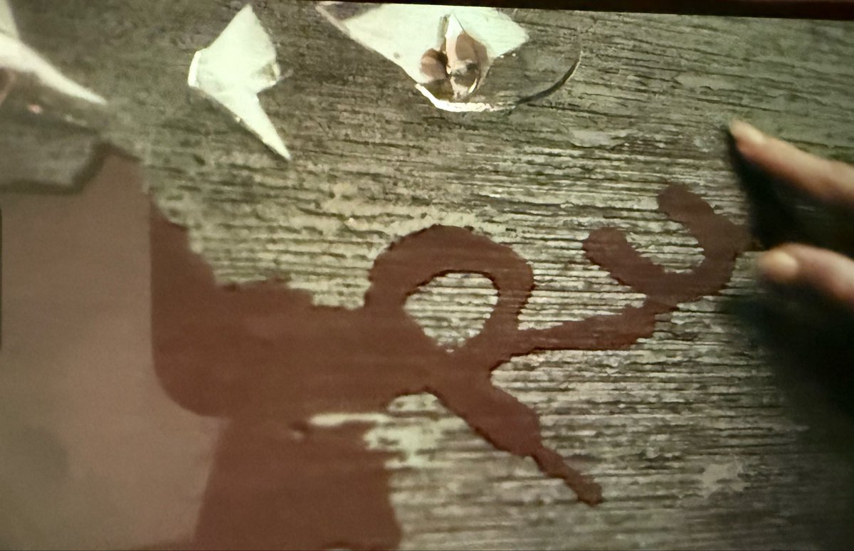 AllTooKelll's tweet photo. Taylor wrote “Run” 3 times. 

The parallel of this to “Squeeze my hand 3 times in the back of the taxi.”😭😭😭 https://t.co/Tjv5L3lZ9R