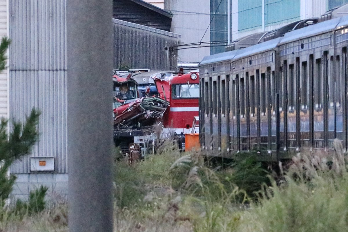 mvUxxb96sFfHQK3's tweet photo. 昨年9月に僚友2両と共に秋田総合車両ベースに廃車入��後も留置が続いていたEF81 95号機が遂に解体となりました。昭和〜平成〜令和の時代を駆け抜けた「スーパーエクスプレスレインボー」専用機。東奔西走 長らくの活躍お疲れ様でした。
#EF81 https://t.co/l0PK3pqnjI