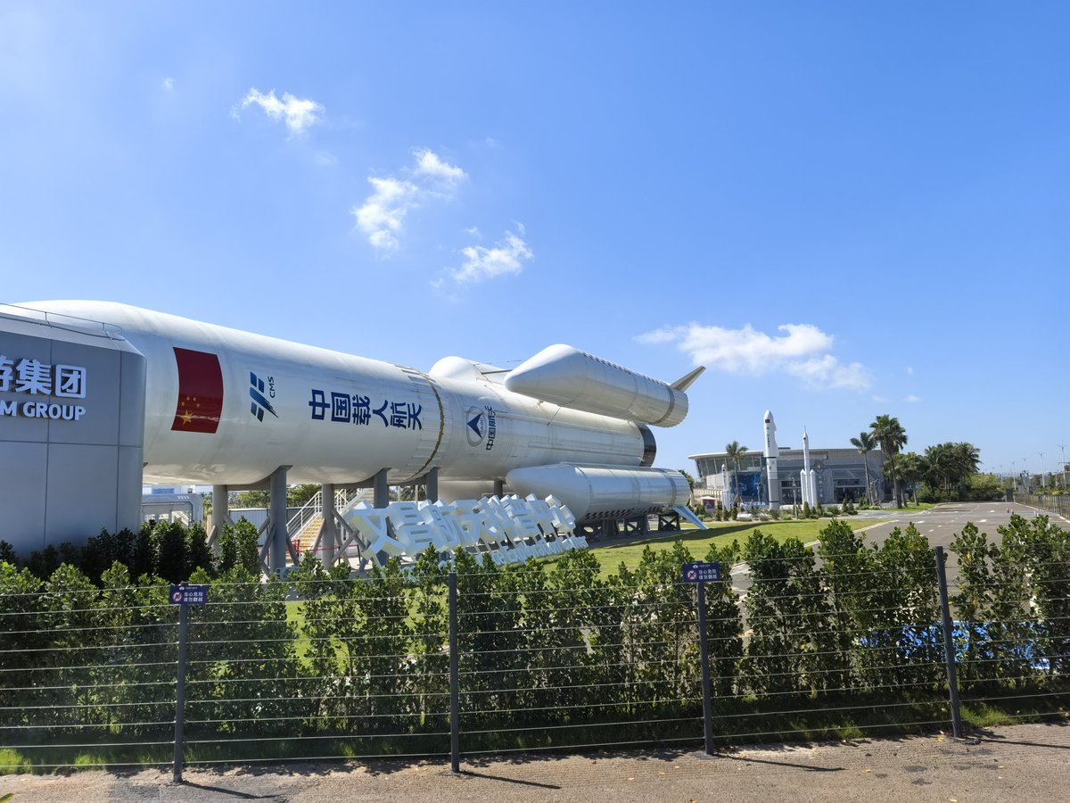 tks's tweet photo. 中国の種子島宇宙センターこと、文昌航天科普中心に来た!
ロケットでかい! https://t.co/TX7zAeyOsn