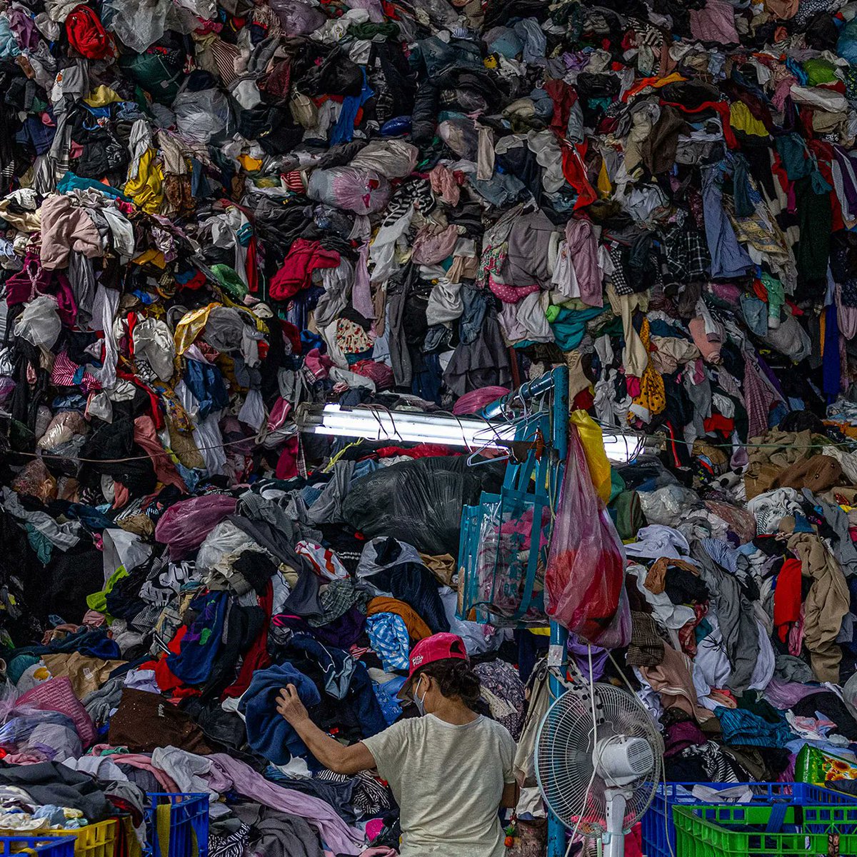DanielleMarak36's tweet photo. When you think of clothes, you might picture a landfill piled high with yesterday’s trends. But cotton’s biodegradability creates an opportunity for circularity, allowing scraps like old denim to break down in composting systems and give clothes a second life. #CircularFashion https://t.co/9rJDVmD4Ad
