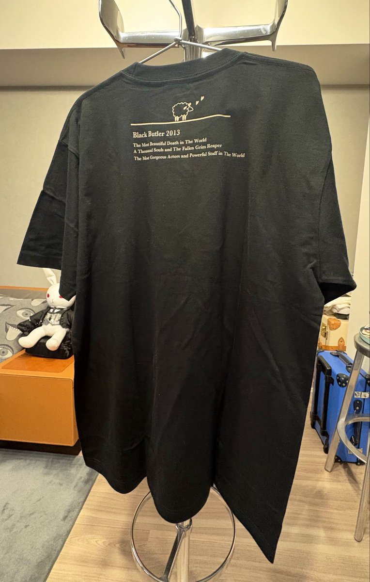 takekumax's tweet photo. #黒執事 20周年PVを巡るTシャツ2
「 #生執事 The  most beautiful DEATH in the wolrd 千の魂と堕ちた死神 」再演（2013）スタッフT。初演に続き演出家さんデザイン🐏 量産販売品では不可能な肩や裾側を攻めたプリントが格好いい！
#黒執事20周年 PV
 https://t.co/HB5fT8PrAM https://t.co/ZNlwHntnt9