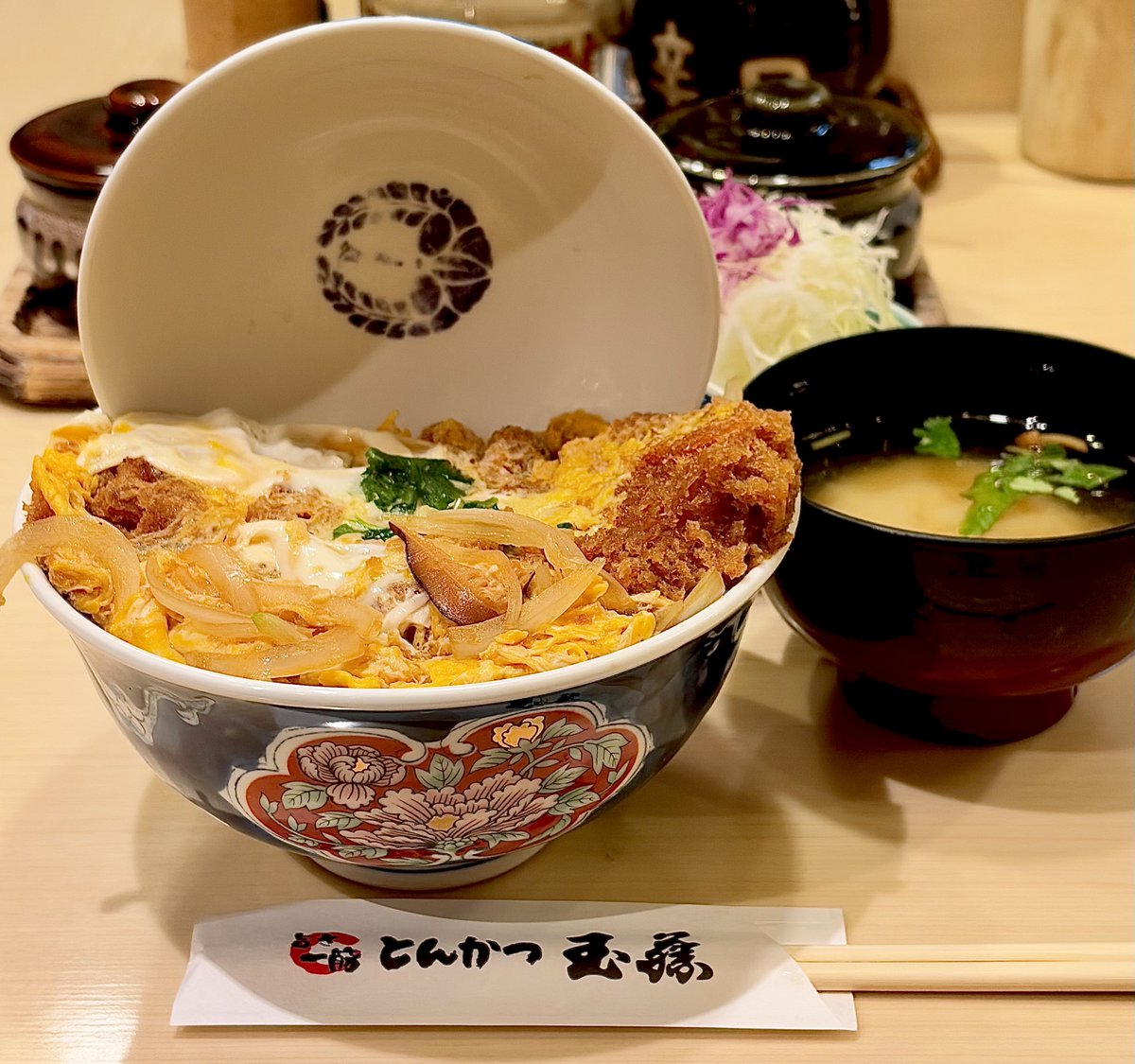 ssknmaster's tweet photo. 北海道には札幌発祥の玉藤というとんかつチェーンがあるんだが、ここのカツ丼も美味いぞ。 https://t.co/ZZtYOx3x3H