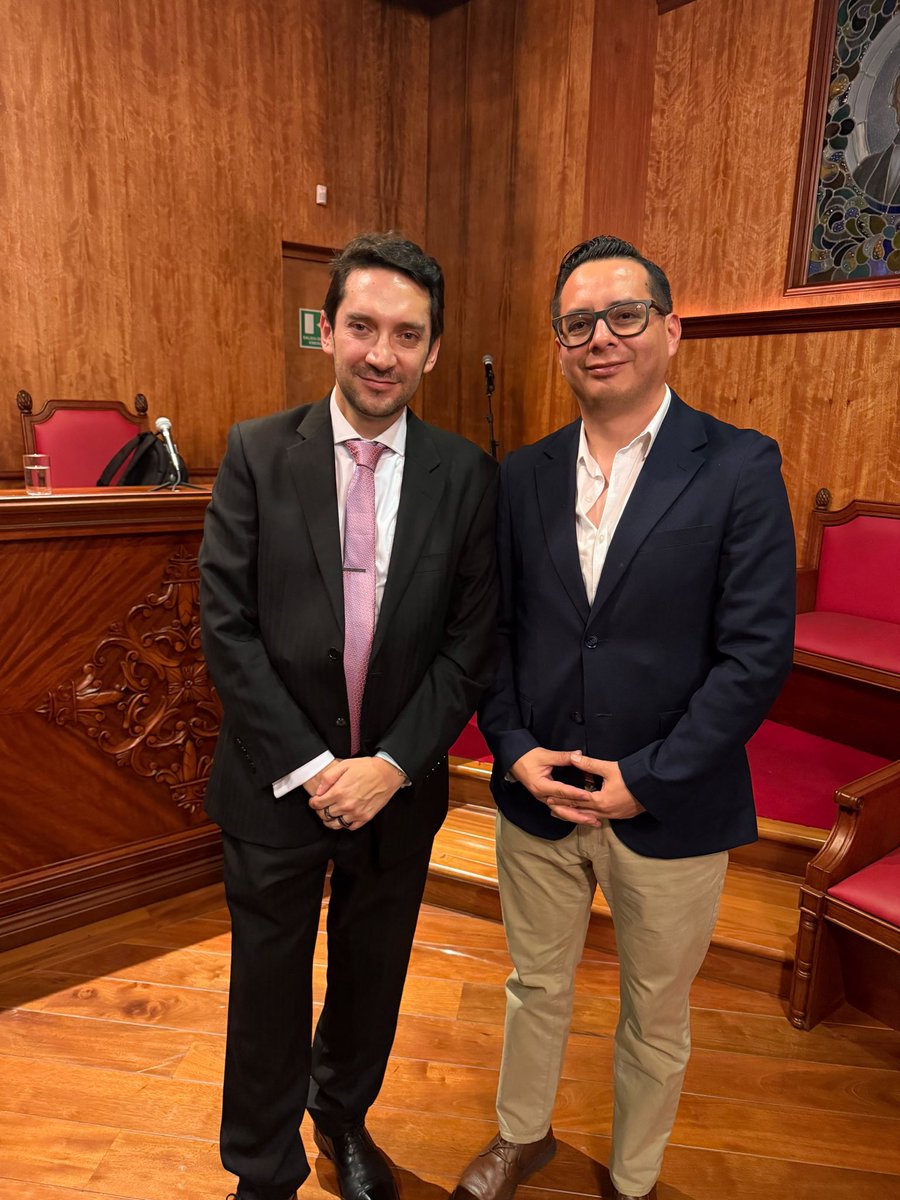 Abguio_f's tweet photo. Qué gusto recibir la obra del Dr. Francisco Albuja SERVICIOS PÚBLICOS EN EL ECUADOR, sin duda será una herramienta para entender el Estado y sus relaciones con el privado @uasbecuador @USFQ_Ecuador https://t.co/Fvoe9SsEfj